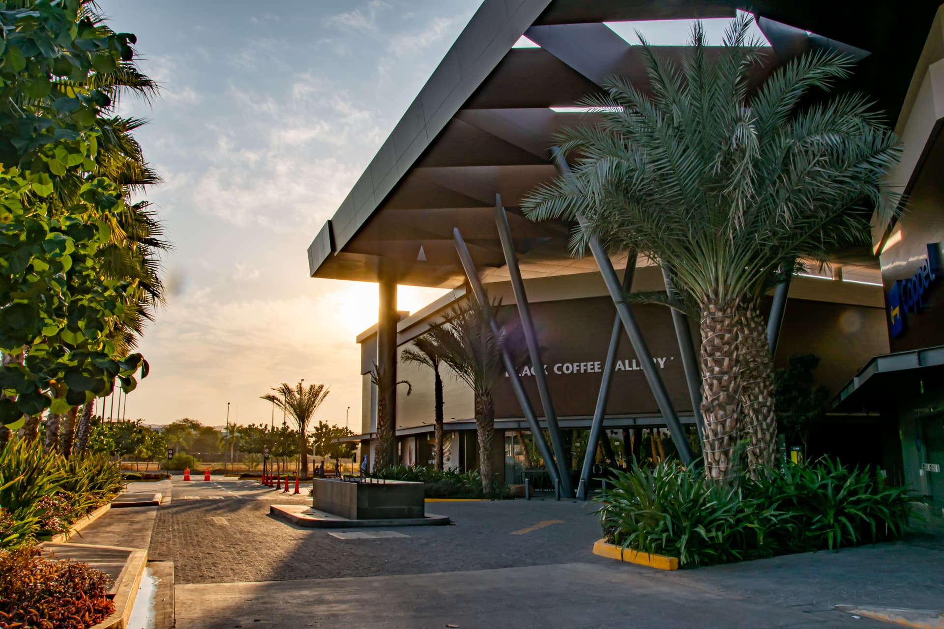 Centro Comercial "Paseo Akia"