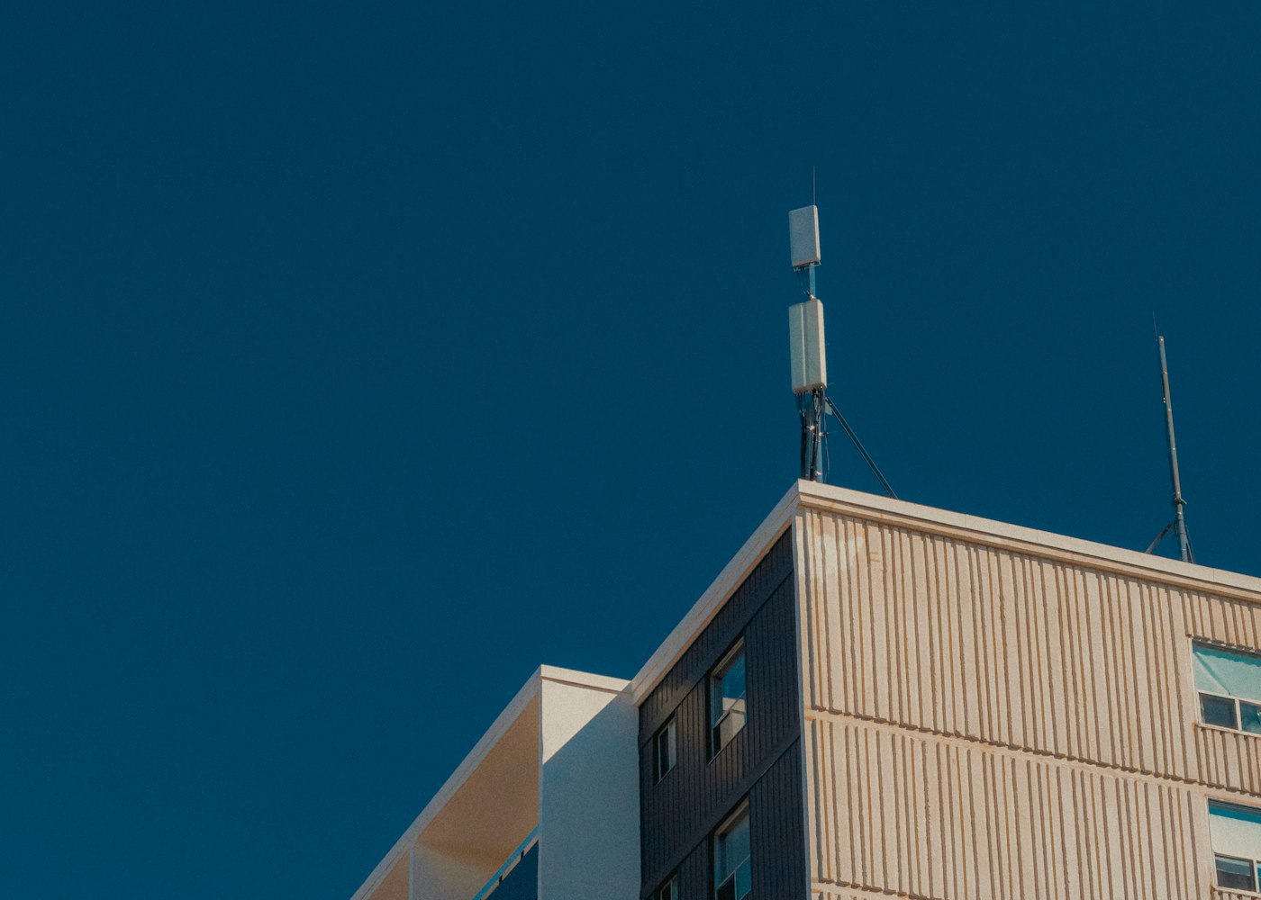 Antena en azotea de edificio para enlace urbano de corto alcance