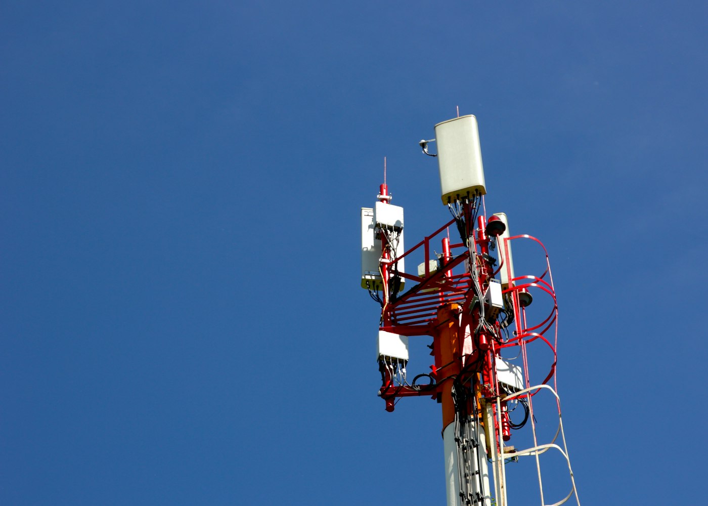 Antenas sectoriales en torre de telecomunicaciones