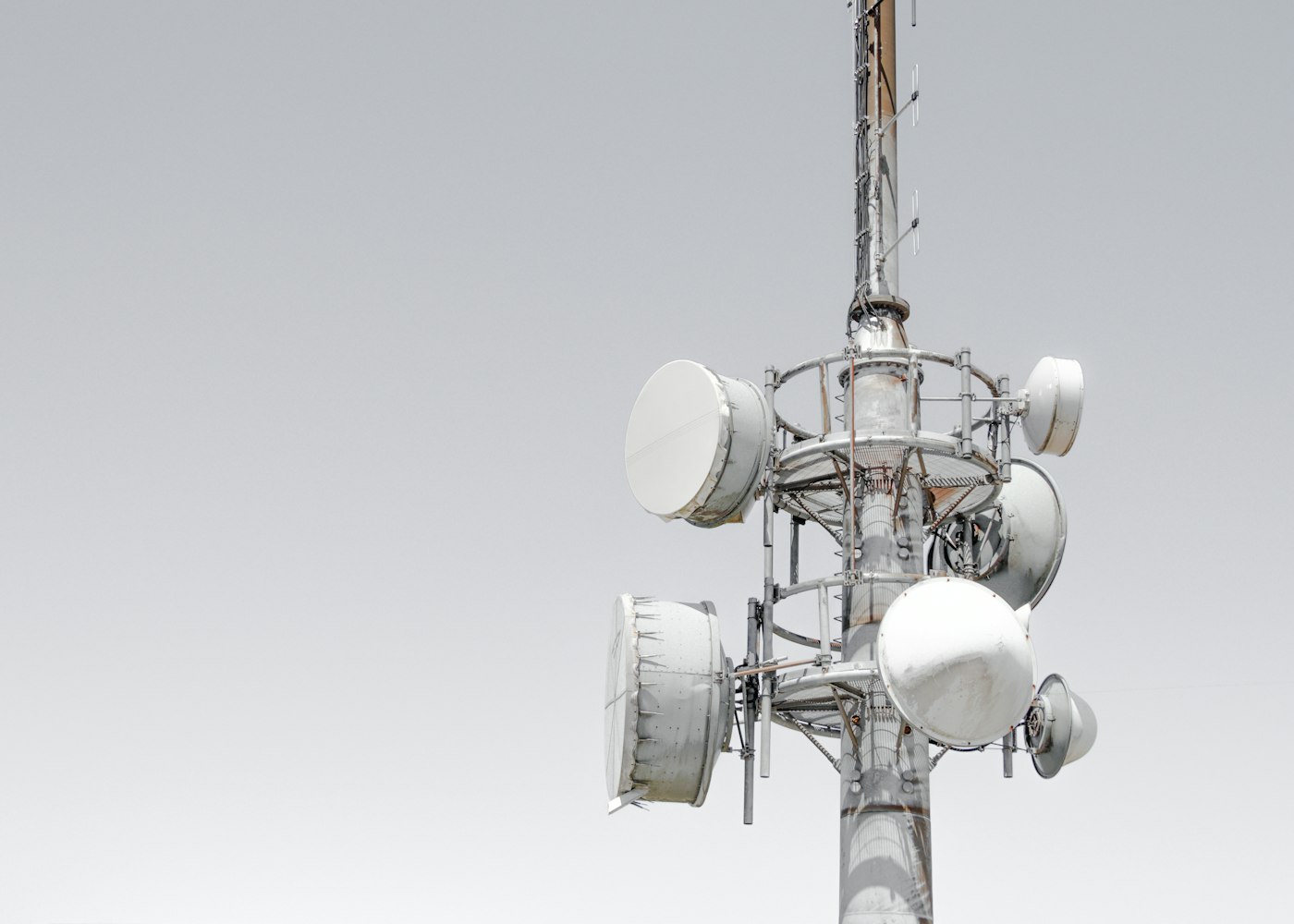 Torre con antenas parabólicas de microondas para enlaces punto a punto